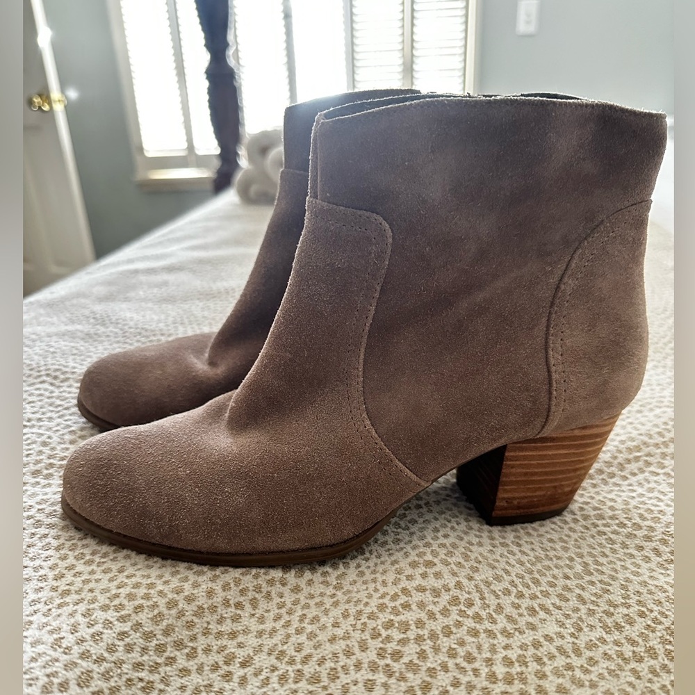 Women’s tan brown suede half boot, side zipper, size 7, Euro 37. Sole Society.